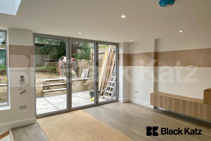 Offing Over 60 Sq. Mts. Of Living & Entertaining Space Flaxman Road , Loughborough Junction 